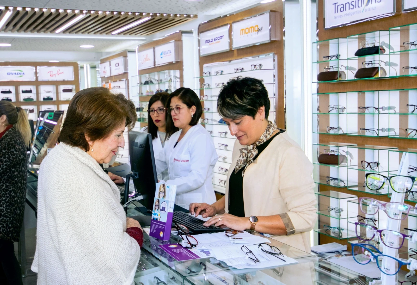 Atención y selección de lentes en nuestro local de Las Condes